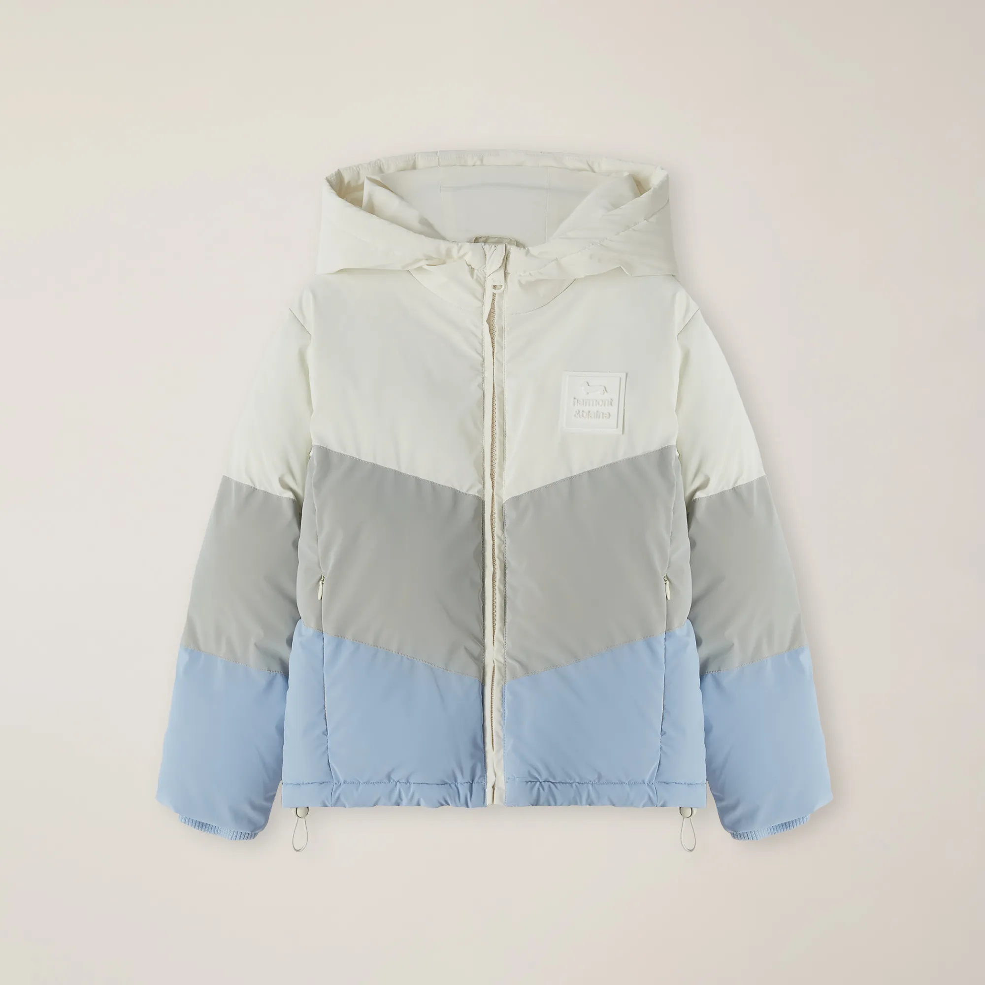 Chaqueta de nailon mate con capucha y parche