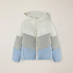 Chaqueta de nailon mate con capucha y parche