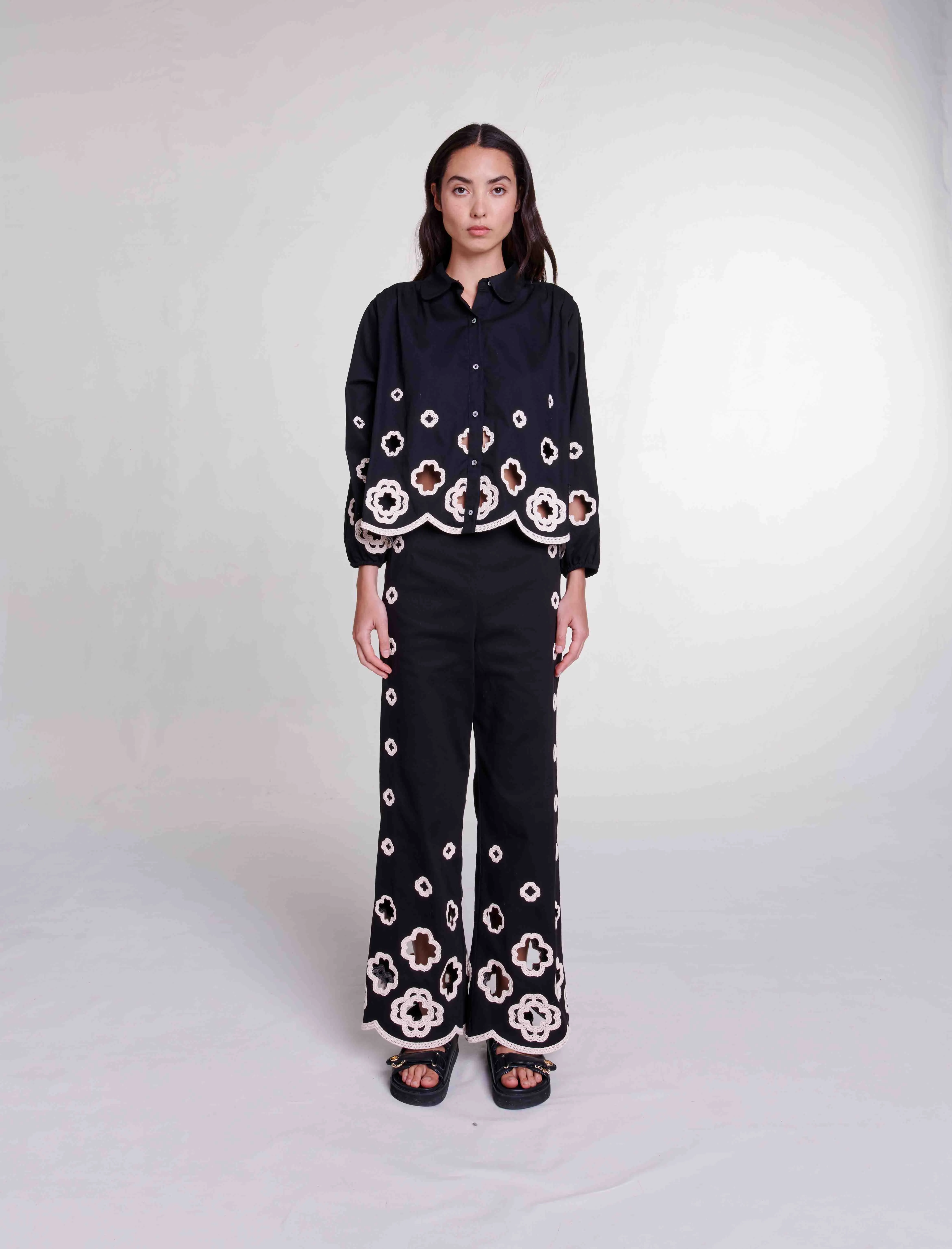 MAJE Camisa holgada de algodón con cuello claudine en negro