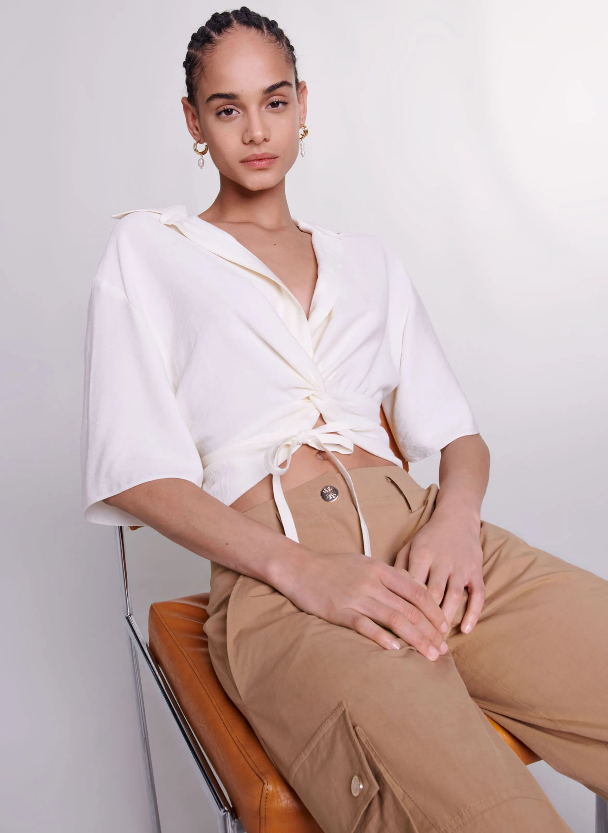 MAJE Top vaporoso con escote de camisa en blanco