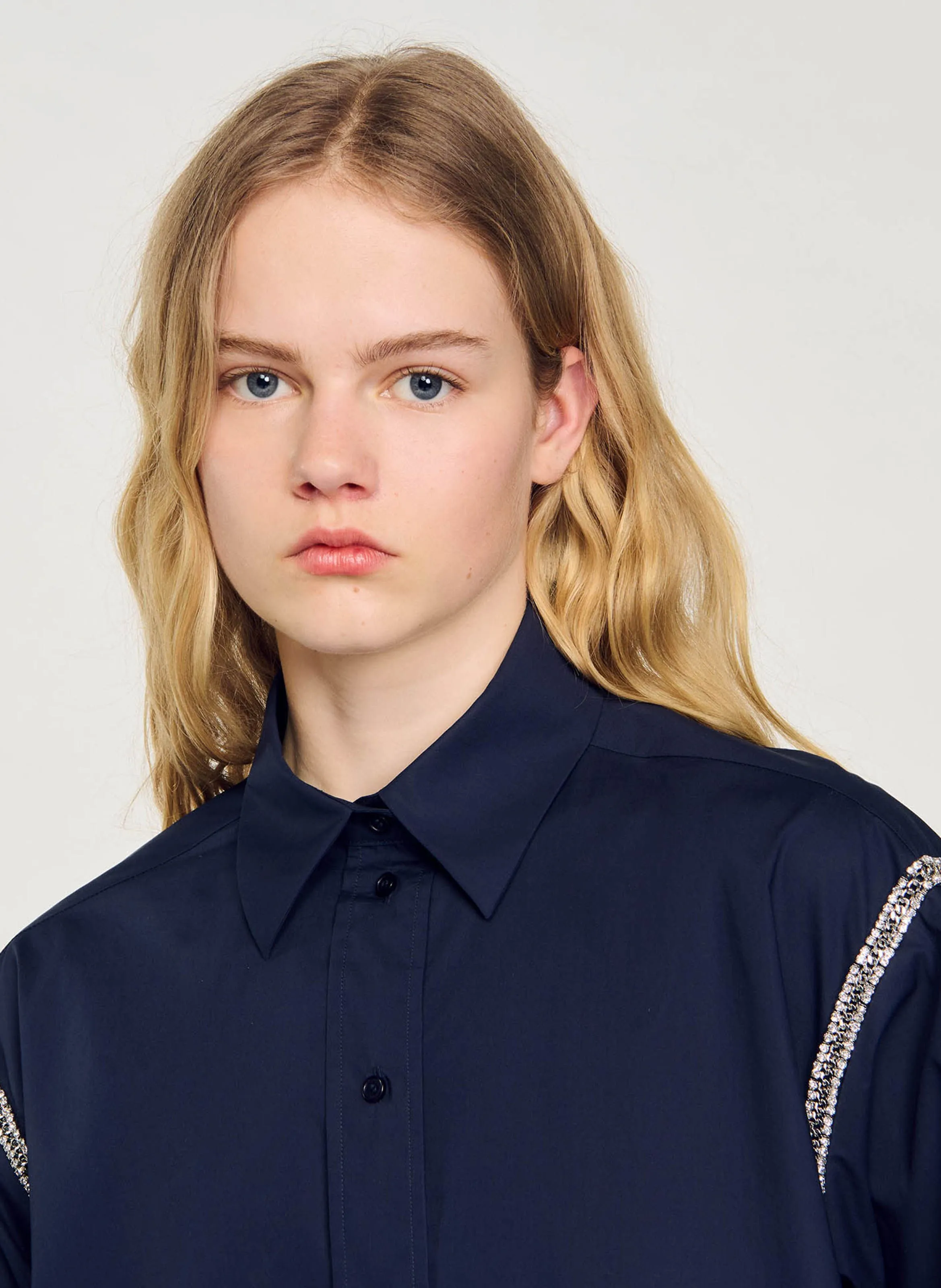 SANDRO Camisa de cuello clásico de algodón con strass en azul