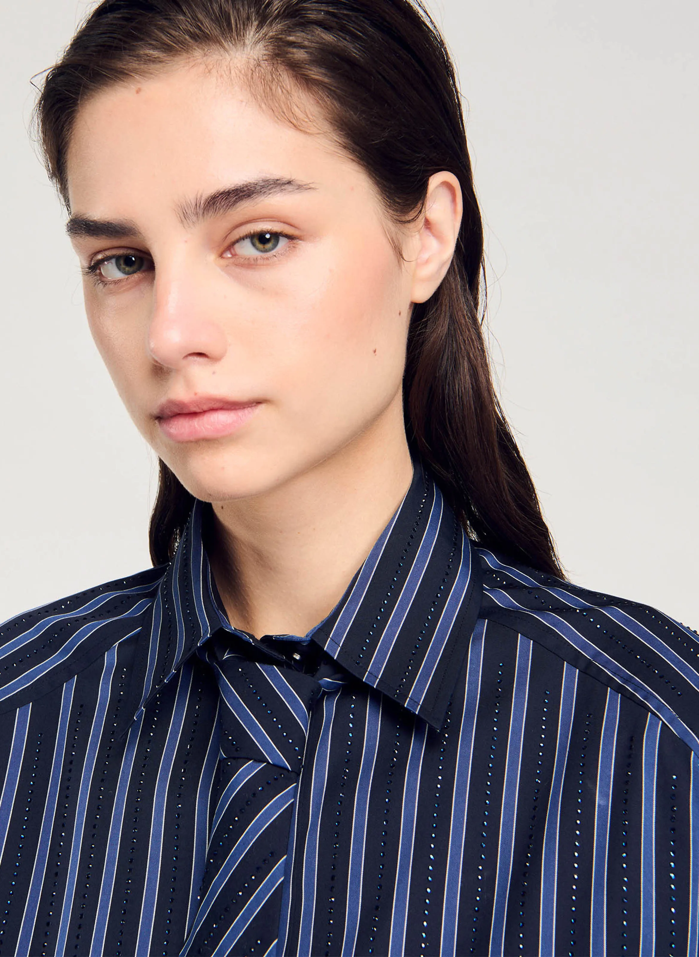 SANDRO Camisa holgada de algodón con strass y lazo en azul