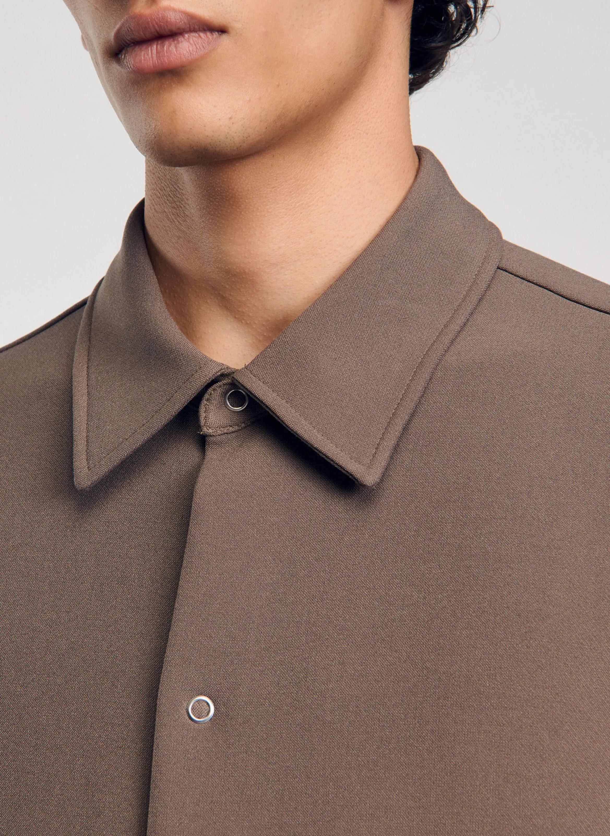 SANDRO Camisa recta con cuello clásico en marron