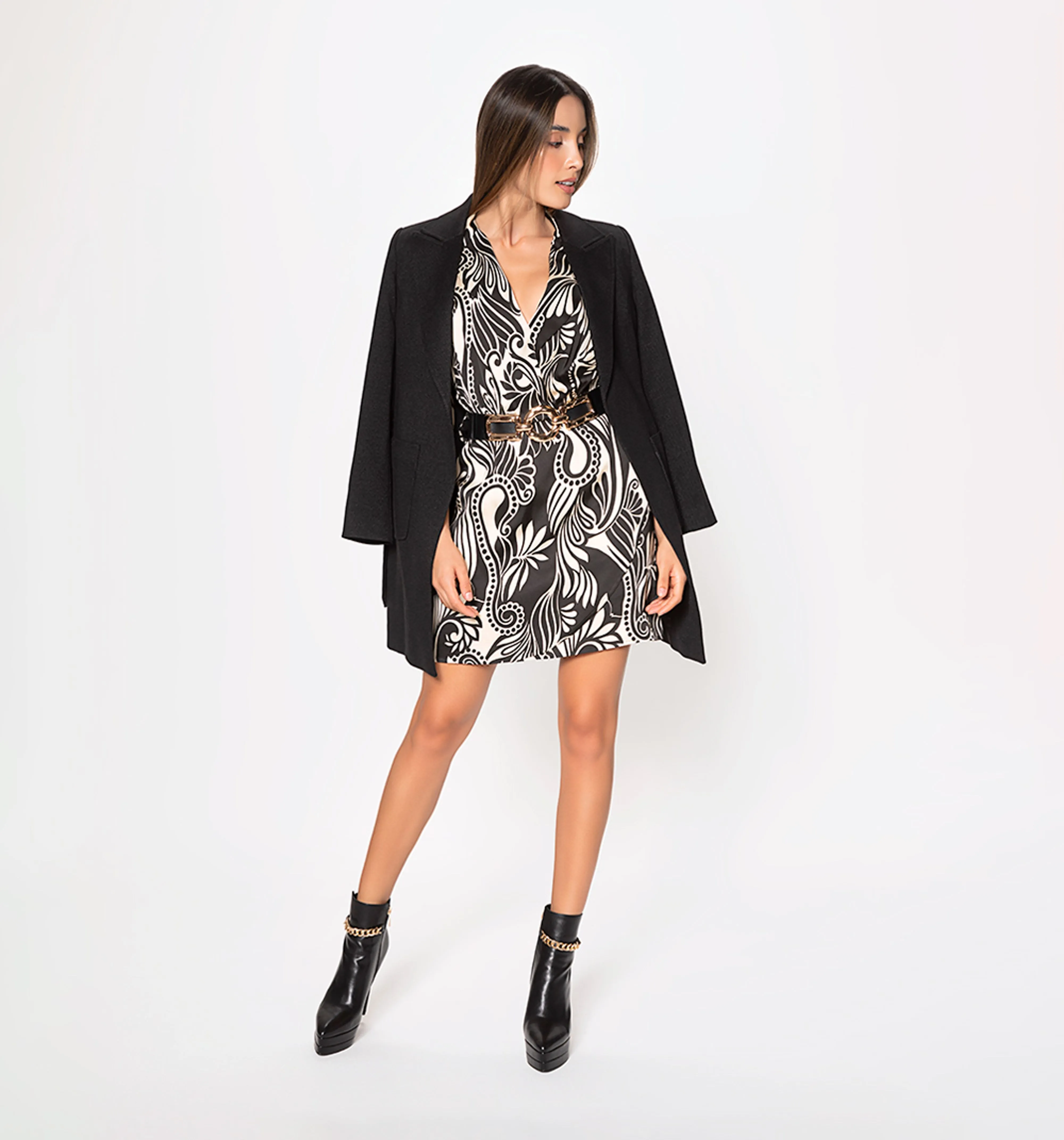 Vestido corto con manga 3/4 y frente cru